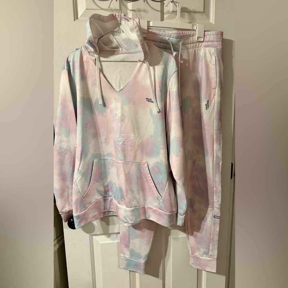 Earth Republic from AdoreMe jogger sweatsuit hoodie set. Tie dye, size medium.